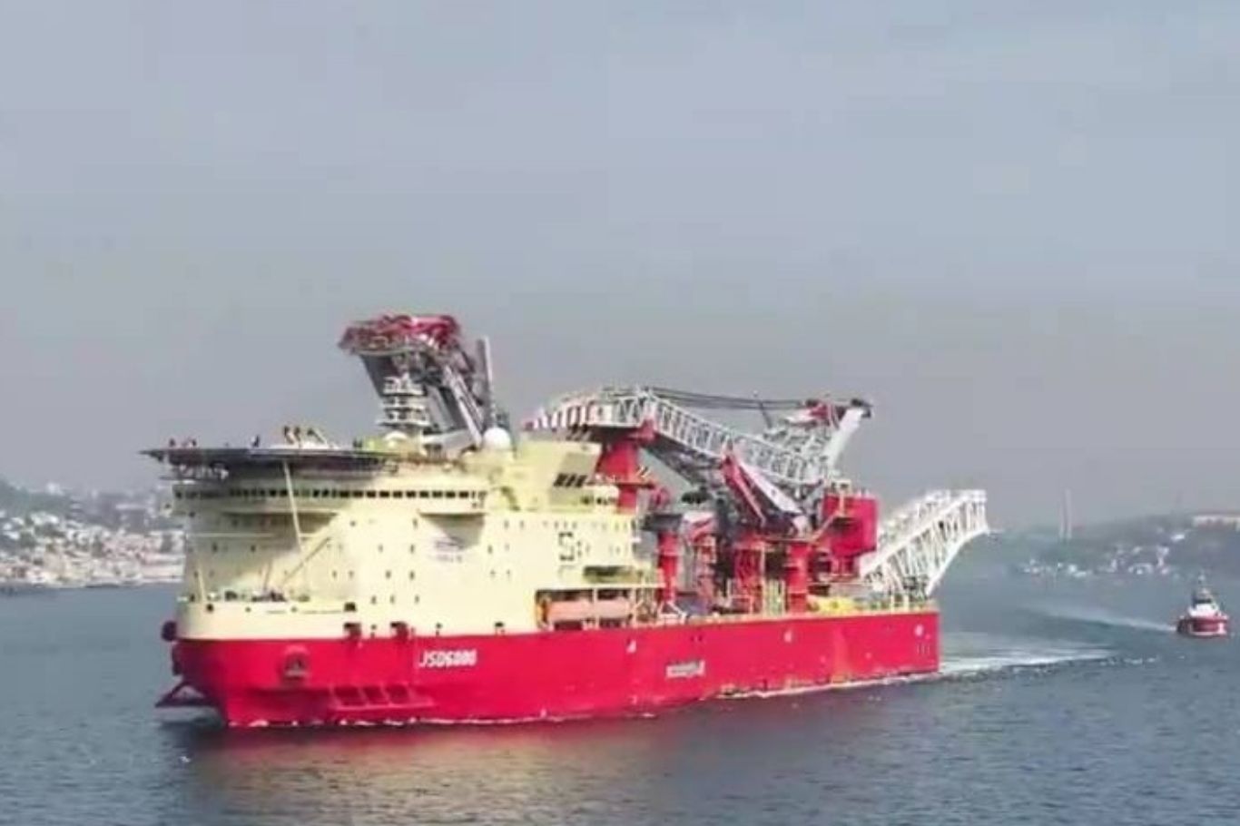 İstanbul Boğazı'ndan JSD6000 boru döşeme gemisi geçti