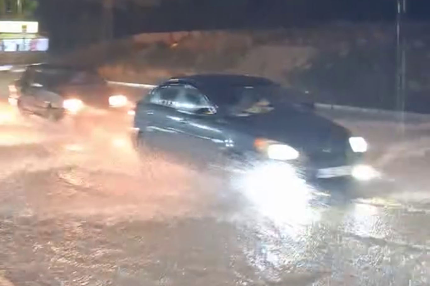 Malatya'da sağanak yağış nedeniyle alt geçitler ve yollar göle döndü