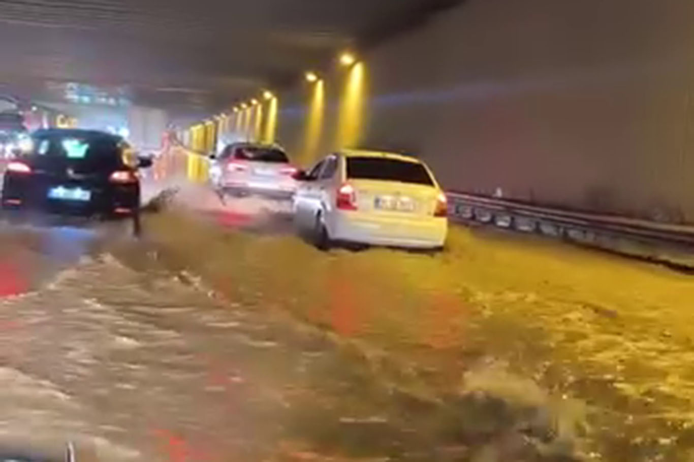 Malatya'da sağanak yağış nedeniyle alt geçitler ve yollar göle döndü