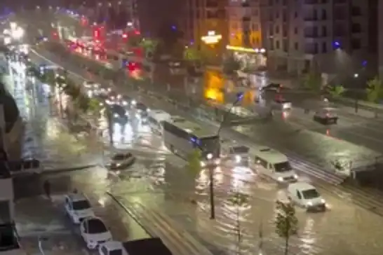 Malatya'da sağanak yağış nedeniyle alt geçitler ve yollar göle döndü