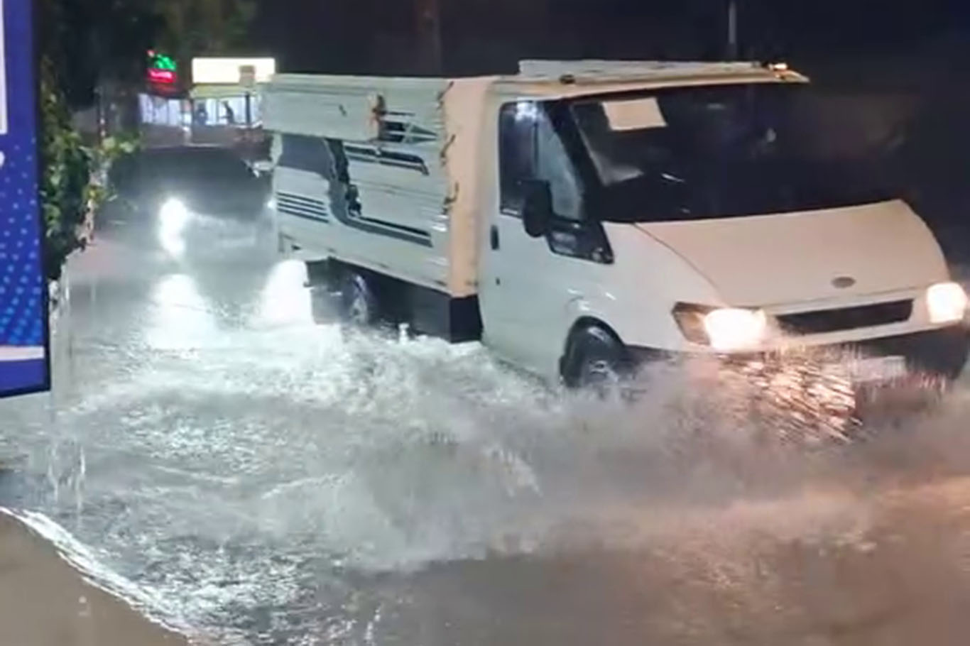 Malatya'da sağanak yağış nedeniyle alt geçitler ve yollar göle döndü