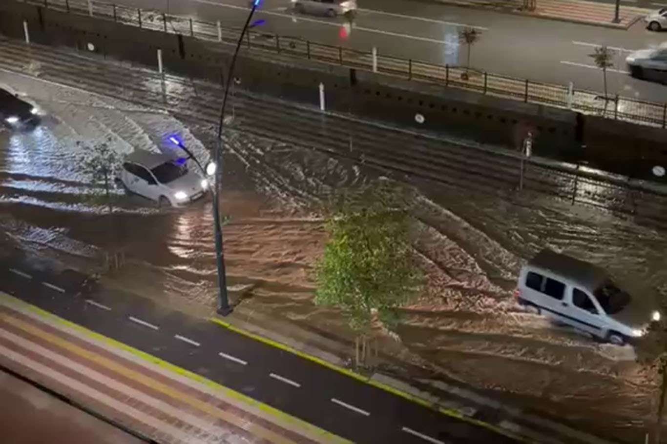 Malatya'da sağanak yağış nedeniyle alt geçitler ve yollar göle döndü