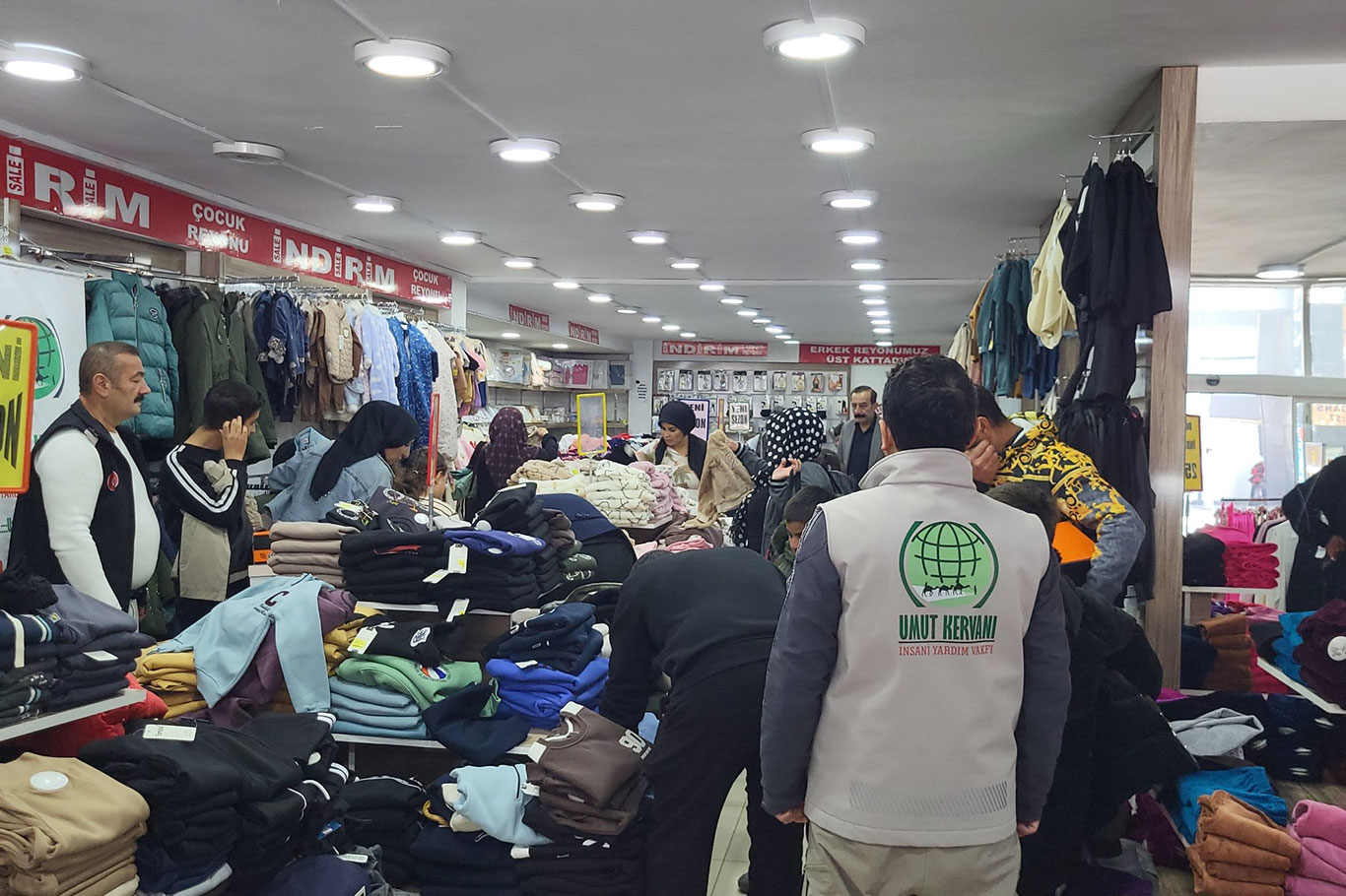 Van Umut Kervanı’ndan ihtiyaç sahibi çocuklara kışlık yardım