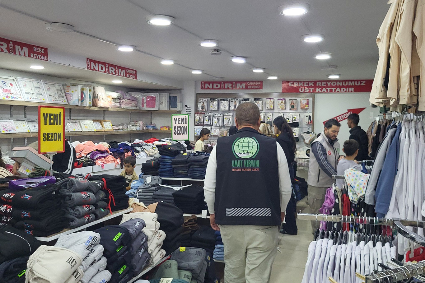 Van Umut Kervanı’ndan ihtiyaç sahibi çocuklara kışlık yardım