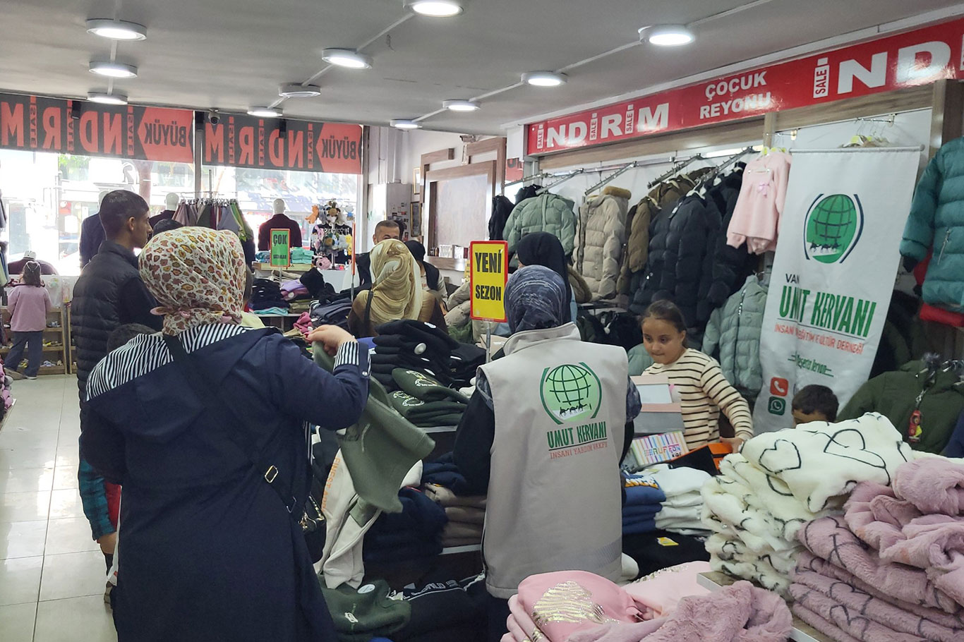 Van Umut Kervanı’ndan ihtiyaç sahibi çocuklara kışlık yardım