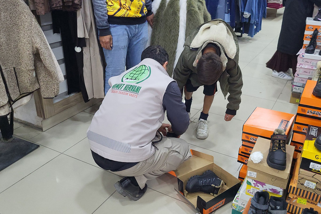 Van Umut Kervanı’ndan ihtiyaç sahibi çocuklara kışlık yardım