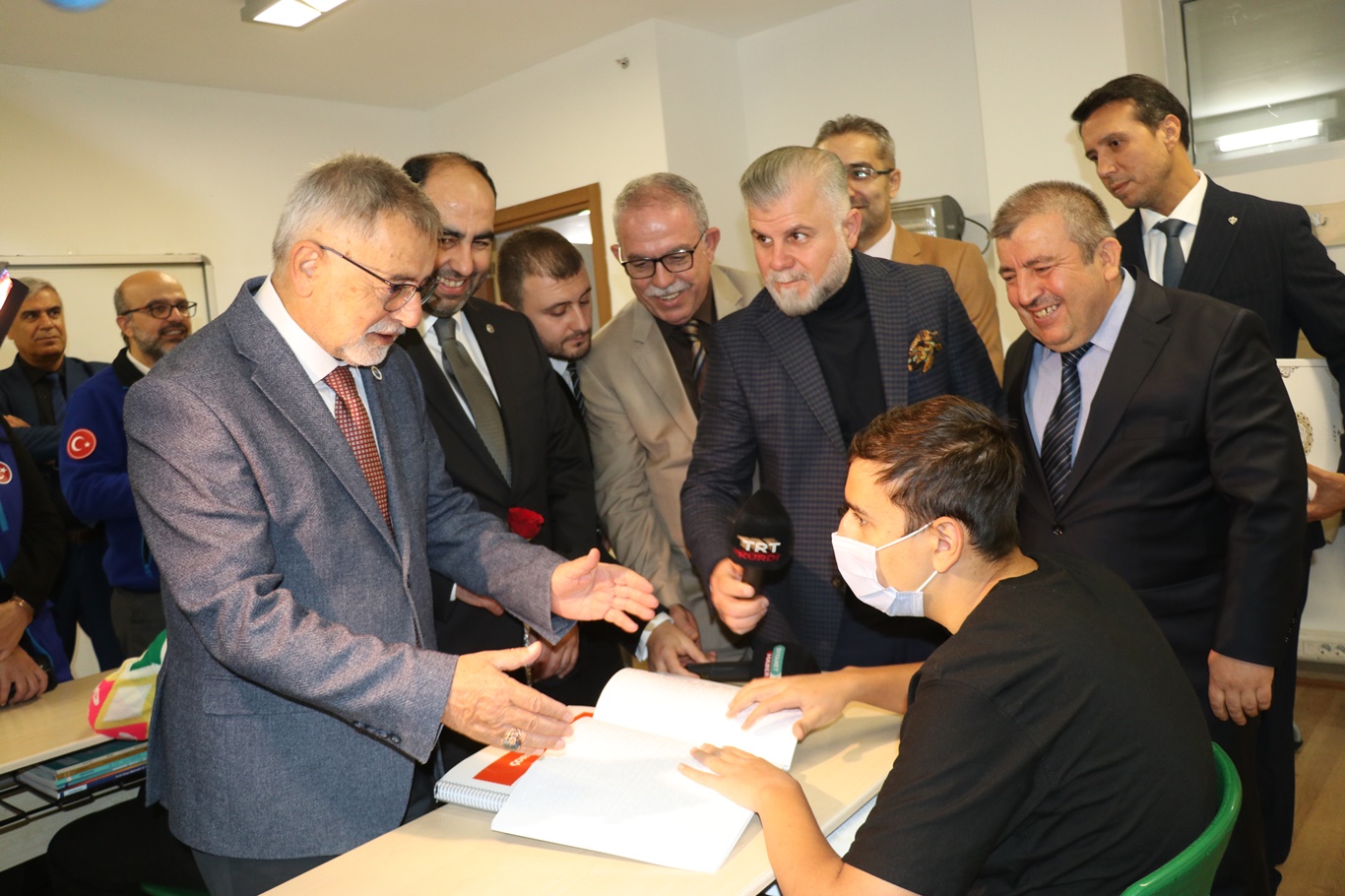 Görme engelli öğrencilere Braille alfabesiyle Kur’an-ı Kerim hediye edildi