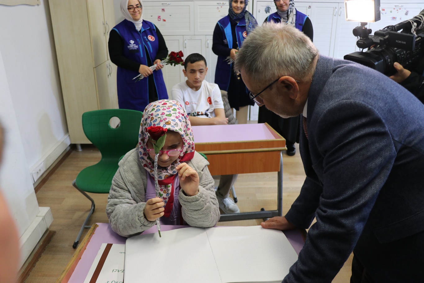 Görme engelli öğrencilere Braille alfabesiyle Kur’an-ı Kerim hediye edildi