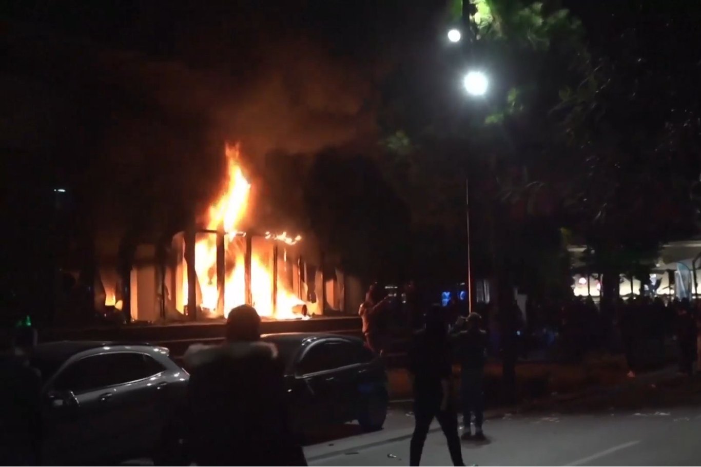 Arnavut protestocular Tiran genelindeki hükümet binalarını tahrip ediyor