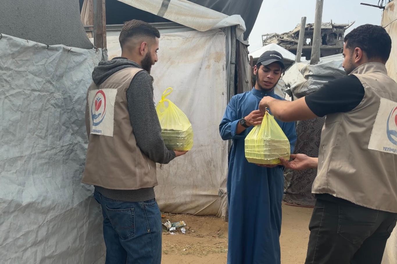 Yetimler Vakfı Gazze'de her gün sıcak yemek dağıtımına devam ediyor