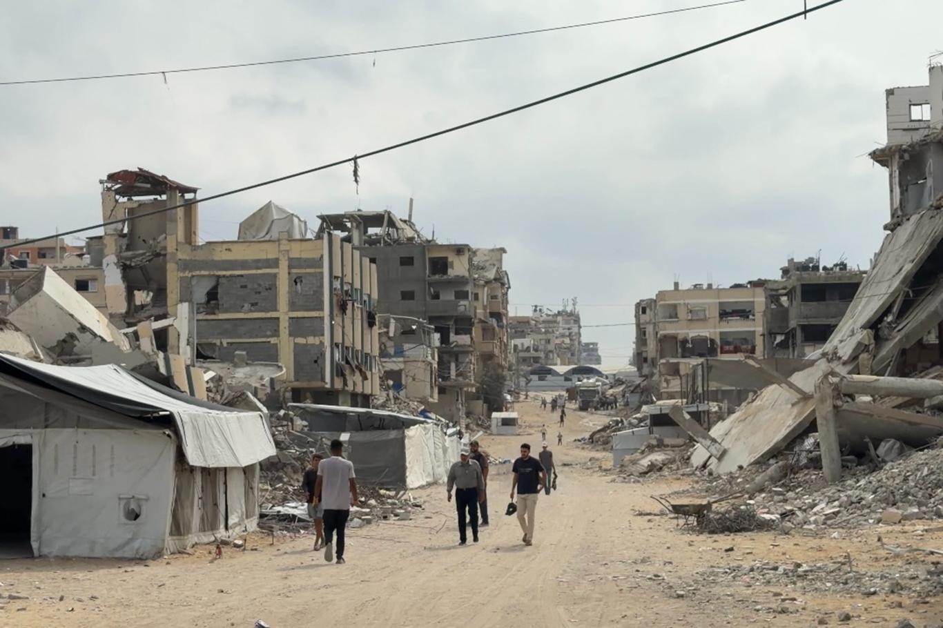  Orphans Foundation distributes hot meals to needy families in Gaza