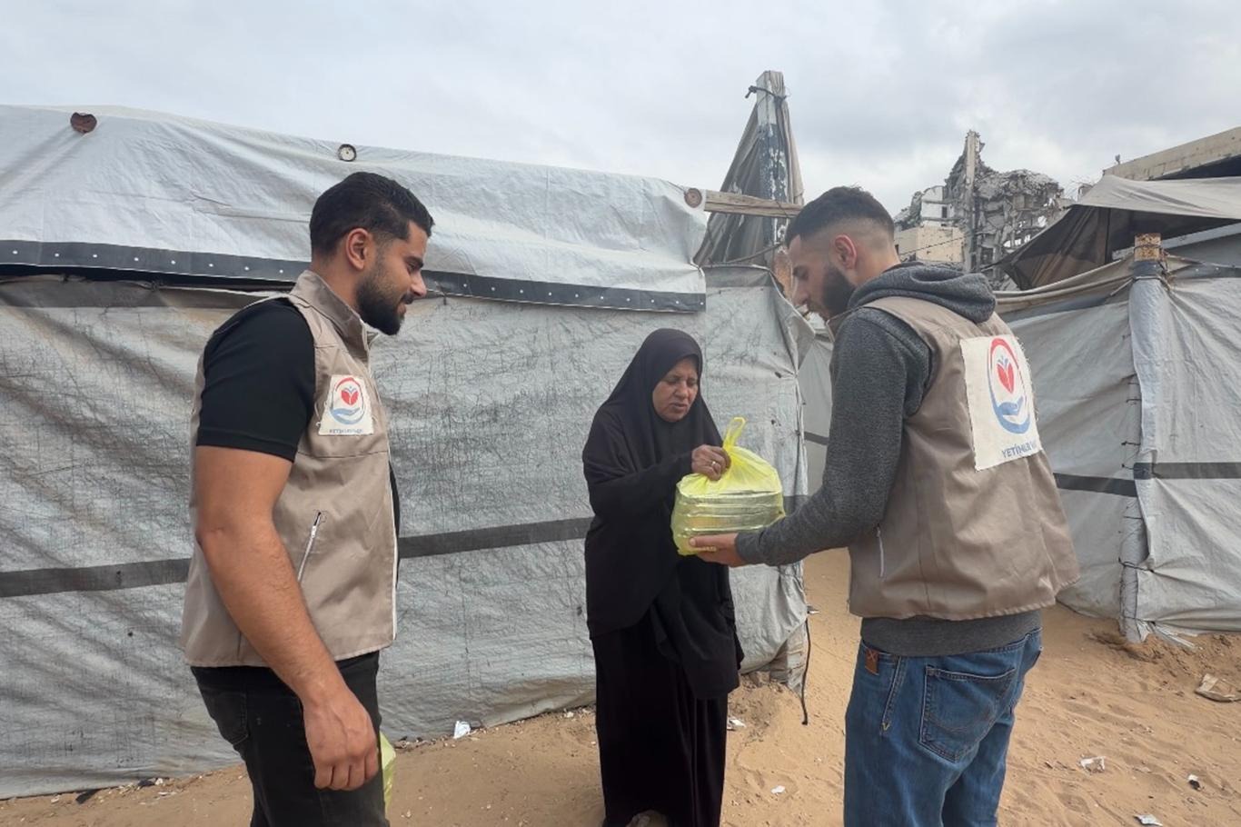  Orphans Foundation distributes hot meals to needy families in Gaza