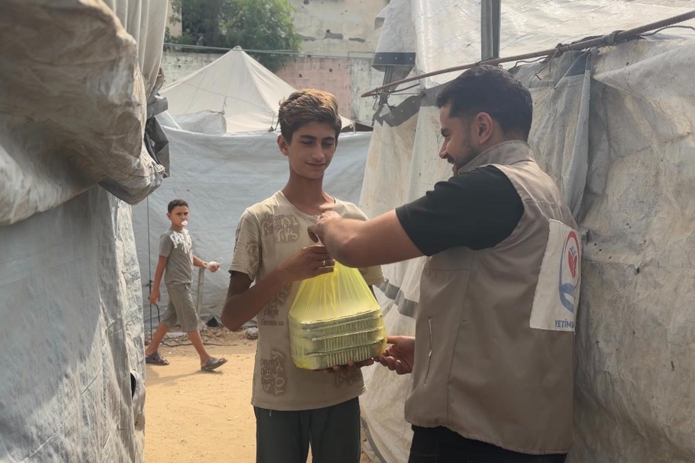  Orphans Foundation distributes hot meals to needy families in Gaza