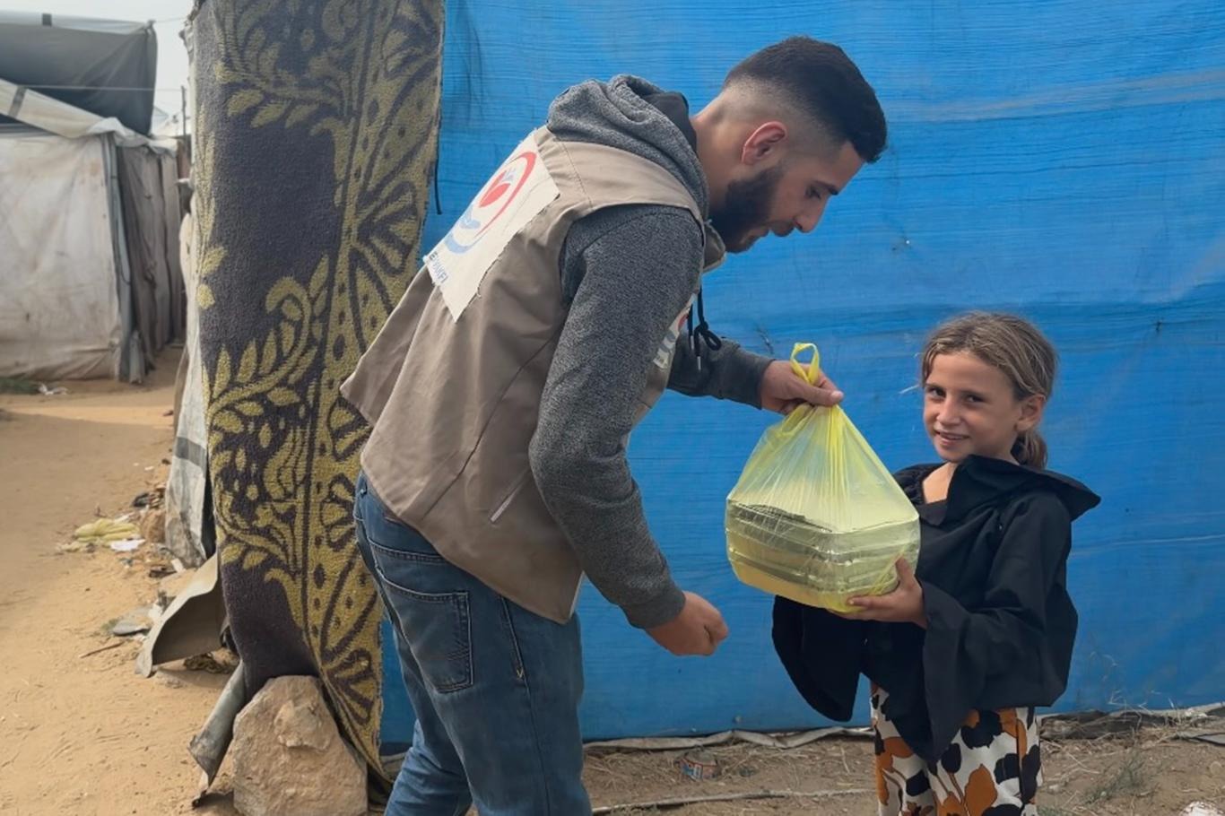 Weqfa Êtîman rojane li Xezzeyê belavkirina xwarinên germ didomîne
