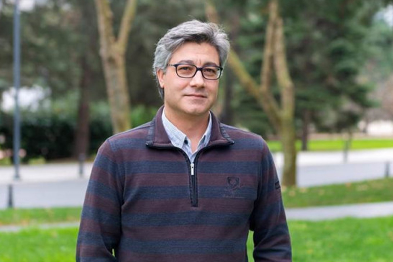 Evrenin geleceğine ilişkin hesaplamalar değişebilir İstanbul Teknik Üniversitesi öncülüğündeki uluslararası araştırma ekibi, evrenin genişlemesini etkileyen karanlık enerjinin zaman içinde değişebileceğini gösteren teorik bir model ortaya koydu. Araştırma, evrenin geçmişine ve geleceğine ilişkin bilimsel öngörüleri değiştirebilecek sonuçlar içeriyor. İTÜ Fizik Mühendisliği Bölümü Öğretim Üyesi Prof. Dr. Özgür Akarsu liderliğinde yürütülen ve Physical Review D dergisinde yayımlanan çalışmaya göre karanlık enerji, evrenin ilk dönemlerinde negatif değere sahipken yaklaşık 9,5 milyar yıl önce pozitif değere geçmiş olabilir.  Evrenin yaklaşık yüzde 70'ini oluşturan gizemli enerji Karanlık enerji, evrenin giderek daha hızlı genişlemesine neden olduğu düşünülen ancak doğası henüz tam olarak anlaşılamayan bir olgu olarak tanımlanıyor. Evrenin genişlemesinin yaklaşık 6 milyar yıldır hızlandığı biliniyor. Evrenin toplam enerji içeriğinin yaklaşık yüzde 70'ini oluşturduğu tahmin edilen karanlık enerjinin, standart kozmoloji modelinde zaman içinde değişmeden kaldığı kabul ediliyor. Ancak evrenin en büyük üç boyutlu haritasını oluşturan Karanlık Enerji Spektroskopik Aracı (DESI) tarafından elde edilen veriler, karanlık enerjinin zamanla değişmiş olabileceğine işaret ediyor. İTÜ öncülüğündeki ekip, Einstein'ın genel görelilik kuramına alternatif bir kütle çekim teorisinin daha önce göz ardı edilen matematiksel çözümünü inceledi. Araştırmacılar, karanlık enerjinin negatif değerden pozitif değere geçişinin teoriye sonradan eklenen bir varsayımdan değil, teorinin kendi yapısından kaynaklanabildiğini gösterdi. Evrenin geleceğine ilişkin hesaplamalar değişebilir Araştırmanın en dikkat çekici yönlerinden biri, evrenin gelecekte nasıl genişleyeceğine ilişkin mevcut öngörüleri değiştirme potansiyeli taşıması. Yaygın kabul gören modele göre karanlık enerji sabit kalırken yeni modelin genişletilmiş biçiminde zamanla azalabiliyor. Bu durum, evrenin giderek daha hızlı genişlemesinin yakın geçmişte yavaşlamış, hatta sona ermiş olabileceği ihtimalini gündeme getiriyor.  Bu, evrenin genişlemesinin tamamen durduğu anlamına gelmiyor. Araştırma, evren genişlemeye devam ederken genişleme hızındaki artışın durmuş olabileceğine işaret ediyor. Söz konusu ihtimalin gözlemlerle doğrulanması, evrenin geleceğine ilişkin bilimsel hesaplamaların yeniden değerlendirilmesini sağlayabilir. Bilim dünyasındaki önemli soruna çözüm potansiyeli Araştırma, evrenin genişleme hızına ilişkin farklı ölçümlerin birbiriyle uyuşmamasından kaynaklanan ve "Hubble gerilimi" olarak bilinen sorunun çözümüne de katkı sağlayabilir. Yeni modelin genişletilmiş biçimi, erken evrene ilişkin verilerle uyumlu kalırken günümüzde doğrudan ölçülen daha yüksek genişleme hızı değerlerini de açıklayabiliyor. Prof. Dr. Akarsu, uzun süredir karanlık enerjinin işaret değiştirebileceği bir senaryo üzerinde çalıştıklarını belirterek şunları söyledi: "Birkaç yıldır karanlık enerjinin işaret değiştirdiği bir senaryo üzerinde çalışıyoruz ve bu senaryo, DESI’nin verileri gibi gözlemsel veriler karşısında dikkat çekici biçimde sağlamlığını korudu. Açıkta kalan soru, bu davranışı hangi fiziksel mekanizmanın ortaya çıkarabileceğiydi." Akarsu, daha önce göz ardı edilen bir teorik çözümü inceleyerek karanlık enerjideki değişimin teorinin kendi matematiksel yapısından doğal olarak ortaya çıktığını ifade etti. Türk ve Japon bilim insanlarından ortak çalışma Araştırma, Prof. Dr. Akarsu'nun İTÜ'deki araştırma grubundan doktora sonrası araştırmacı Dr. N. Merve Uzun ve İTÜ'de doktora öğrencisi olan Gebze Teknik Üniversitesi Araştırma Görevlisi Bilal Bulduk ile Doğuş Üniversitesinden Prof. Dr. Nihan Katırcı ve Japonya'daki Kyoto Üniversitesi Yukawa Teorik Fizik Enstitüsünden Prof. Dr. Antonio De Felice'nin katılımıyla gerçekleştirildi. Çalışmada, yeni modelin Güneş Sistemi'ndeki hassas kütle çekim testleriyle uyumlu kalabildiği ve evrenin genişlemesine ilişkin gözlemlerle sınanabilecek öngörüler sunduğu belirlendi. Yeni gözlemler araştırmanın geleceğini belirleyecek Araştırmacılar, geliştirdikleri modeli DESI'nin kapsamlı gözlem verileriyle karşılaştırmayı hedefliyor. Beş yıllık gözlem programını tamamlayan DESI, 47 milyondan fazla galaksi ve kuasarı gözlemledi. Mart 2025'te açıklanan DESI sonuçları, karanlık enerjinin zamanla değişebileceğine ilişkin bulguları güçlendirse de henüz kesin bir keşif düzeyine ulaşmadı. İTÜ ekibinin çalışması ise bu sonuçlardan aylar önce, Ekim 2024'te bilimsel değerlendirmeye sunuldu. Prof. Dr. Akarsu, araştırmanın bundan sonraki aşamasına ilişkin "Mevcut bir kuram içerisinde evrenin izleyebileceği alternatif bir yol belirledik. Bir sonraki adım, bu modeli tüm gözlemsel veriler ışığında titizlikle sınamaktır. İlk sonuçlar umut verici görünüyor ve özellikle bunun Hubble gerilimi hakkında bize neler söyleyebileceğiyle yakından ilgileniyoruz." değerlendirmesinde bulundu. (İLKHA)
