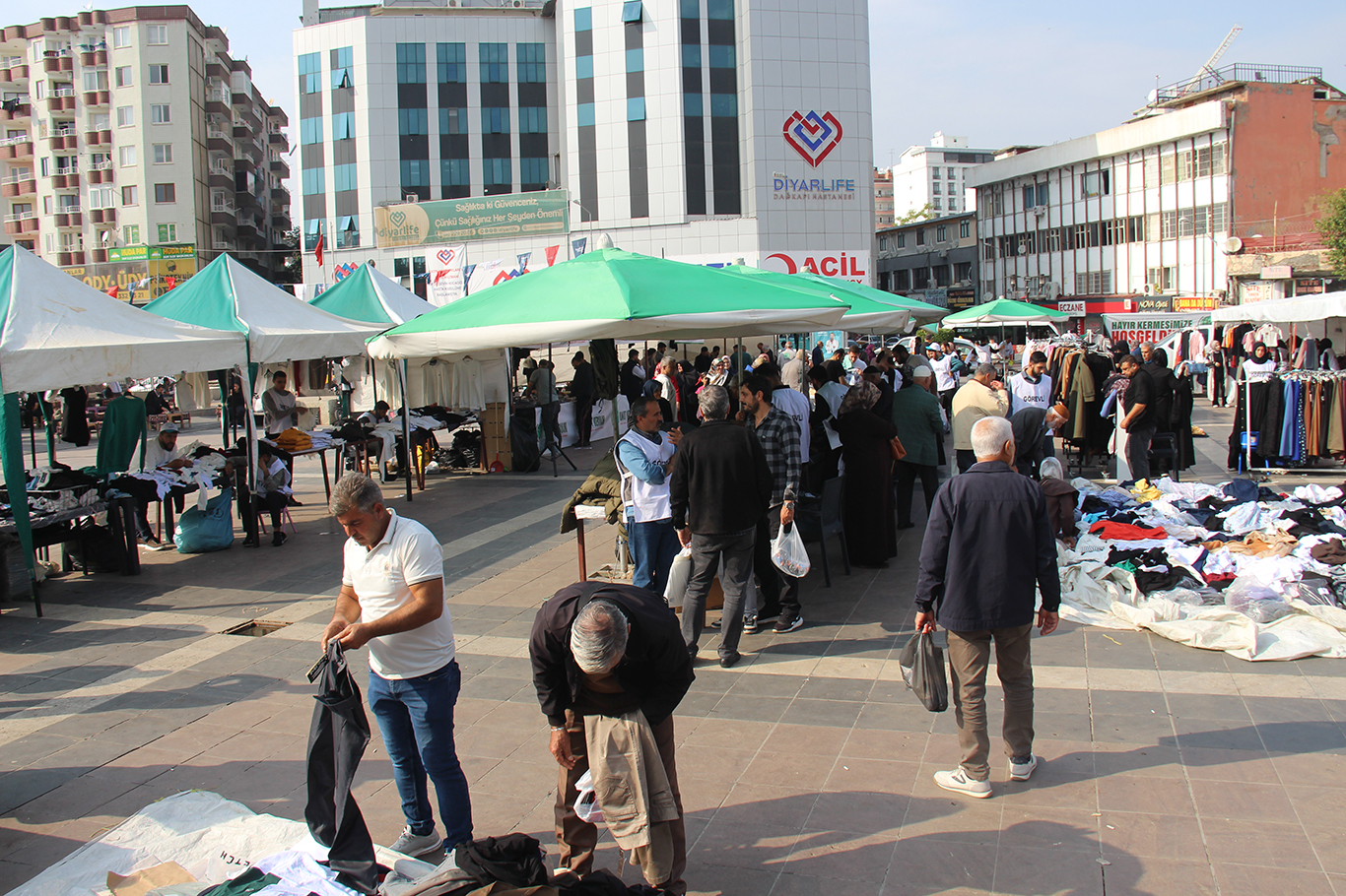 İhtiyaç sahiplerine yararına düzenlenen kermes yoğun ilgiyle devam ediyor
