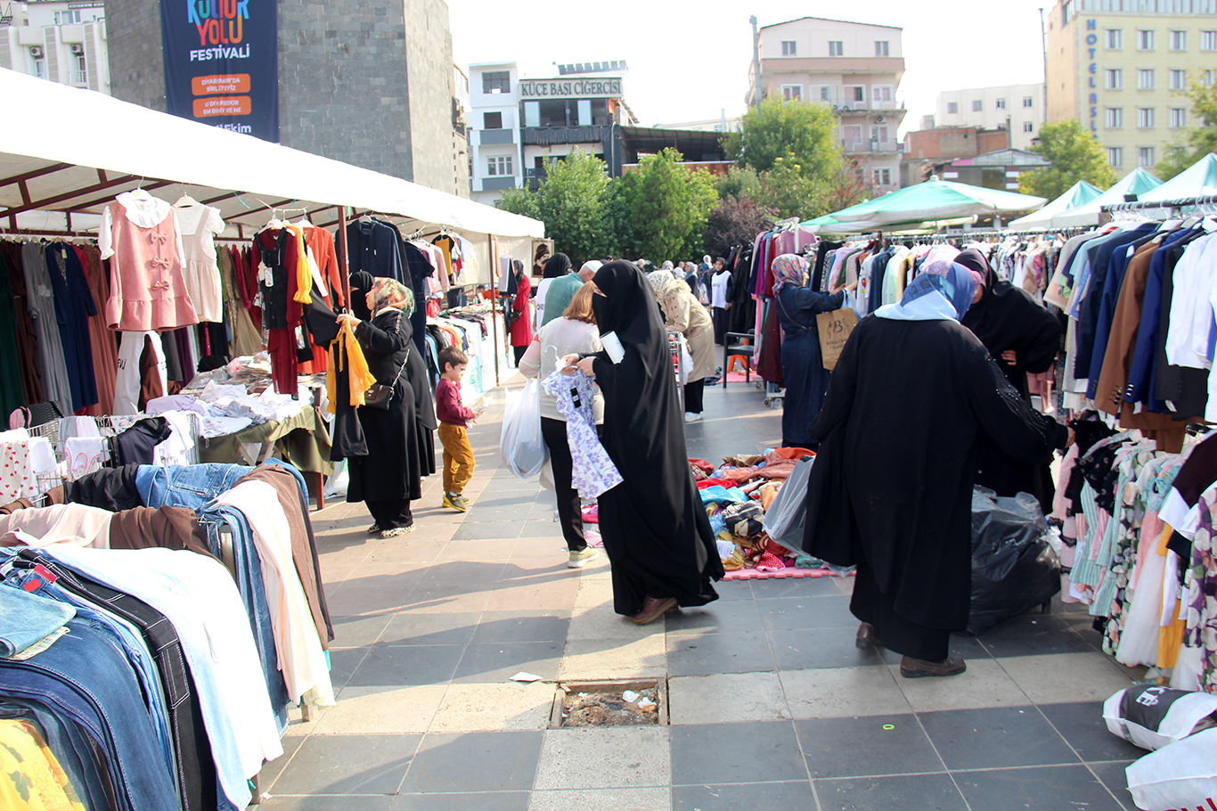 İhtiyaç sahiplerine yararına düzenlenen kermes yoğun ilgiyle devam ediyor