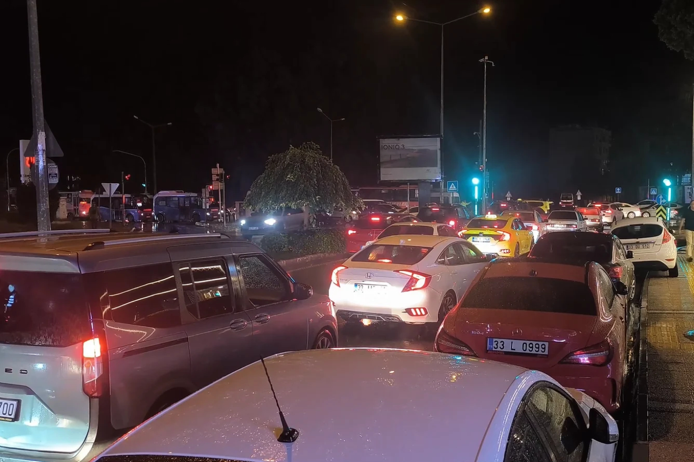 Mersin'de sağanak yağış su baskınlarına neden oldu