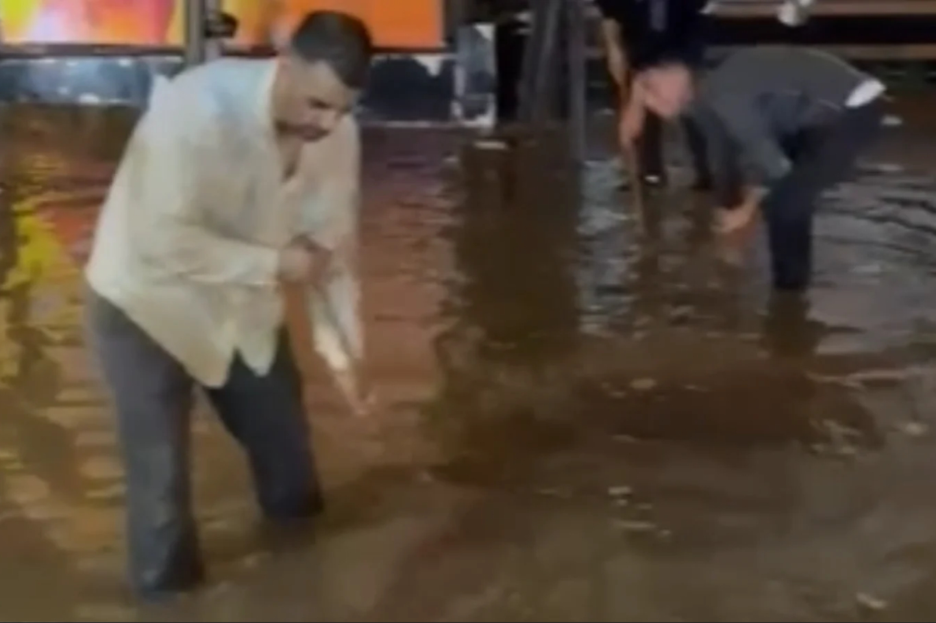 Mersin'de sağanak yağış su baskınlarına neden oldu
