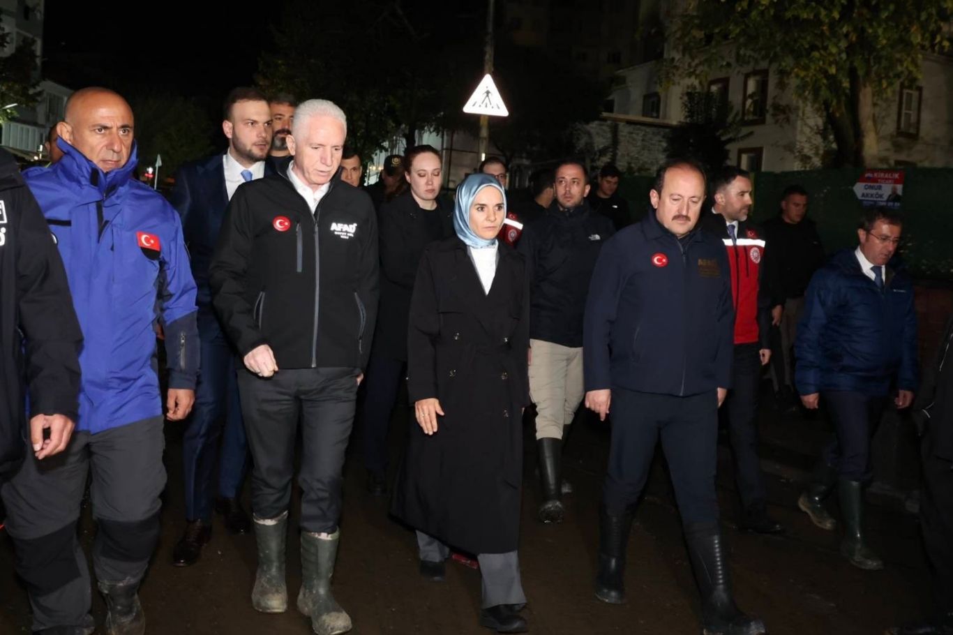 Bakan Göktaş, Sarıyer'deki sel bölgesinde incelemelerde bulundu