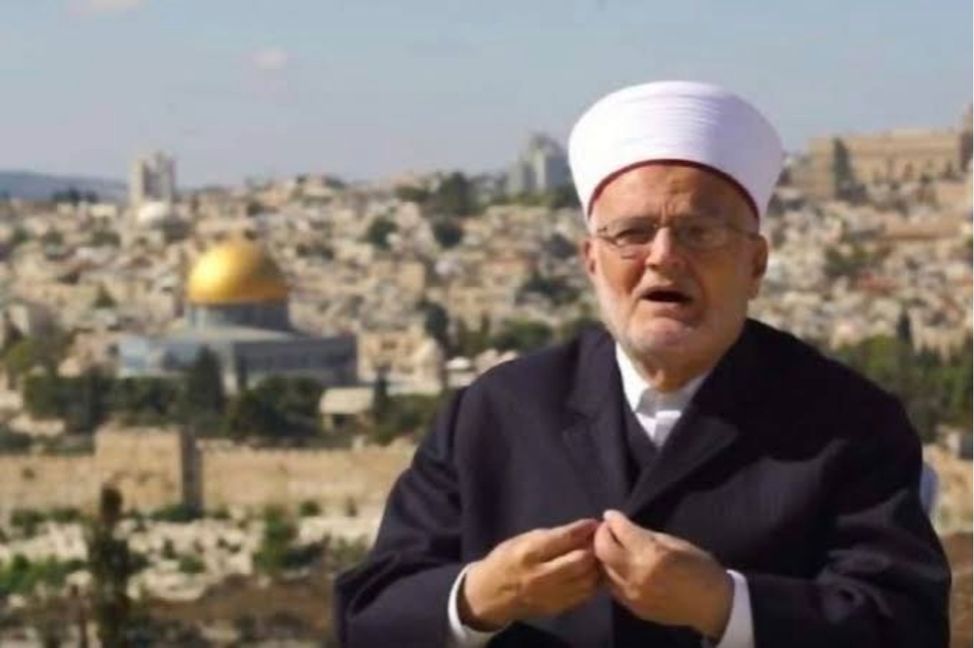 الاحتلال الإسرائيلي  يمنع الشيخ عكرمة صبري من الصلاة في المسجد الأقصى حتى نهاية أكتوبر
