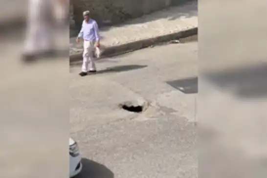Nusaybin’de cadde ortasındaki çukur tehlike saçıyor