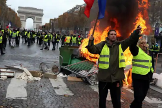 Li Fransayê, xwepêşanderên "Êlegên Bizer" ji bo protestokirina lêçûnên jiyanê yên bilind dîsa li kolanan in