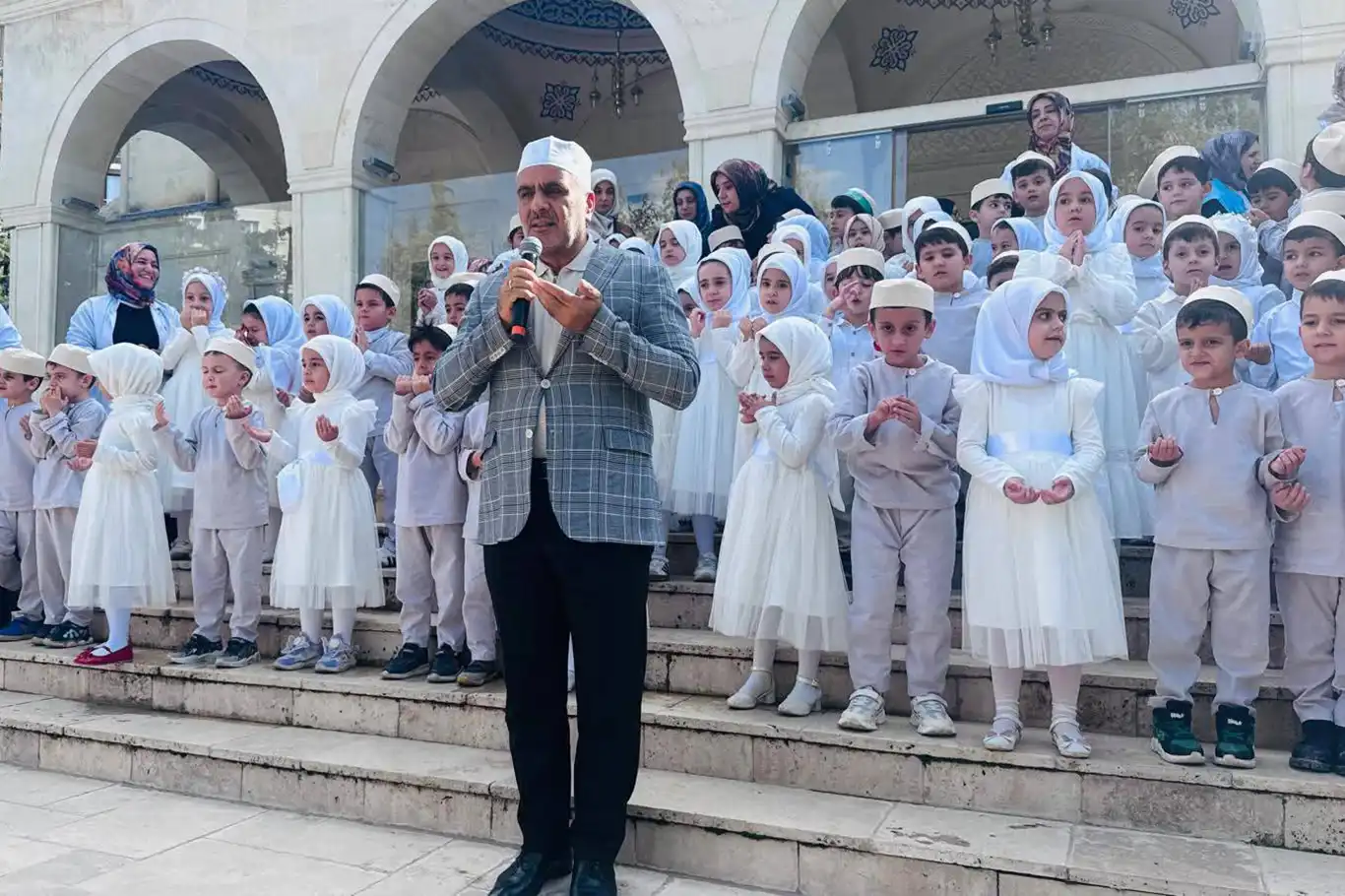 Malatya'da minik öğrenciler için Âmin Alayı ve Bed-i Besmele programı düzenlendi