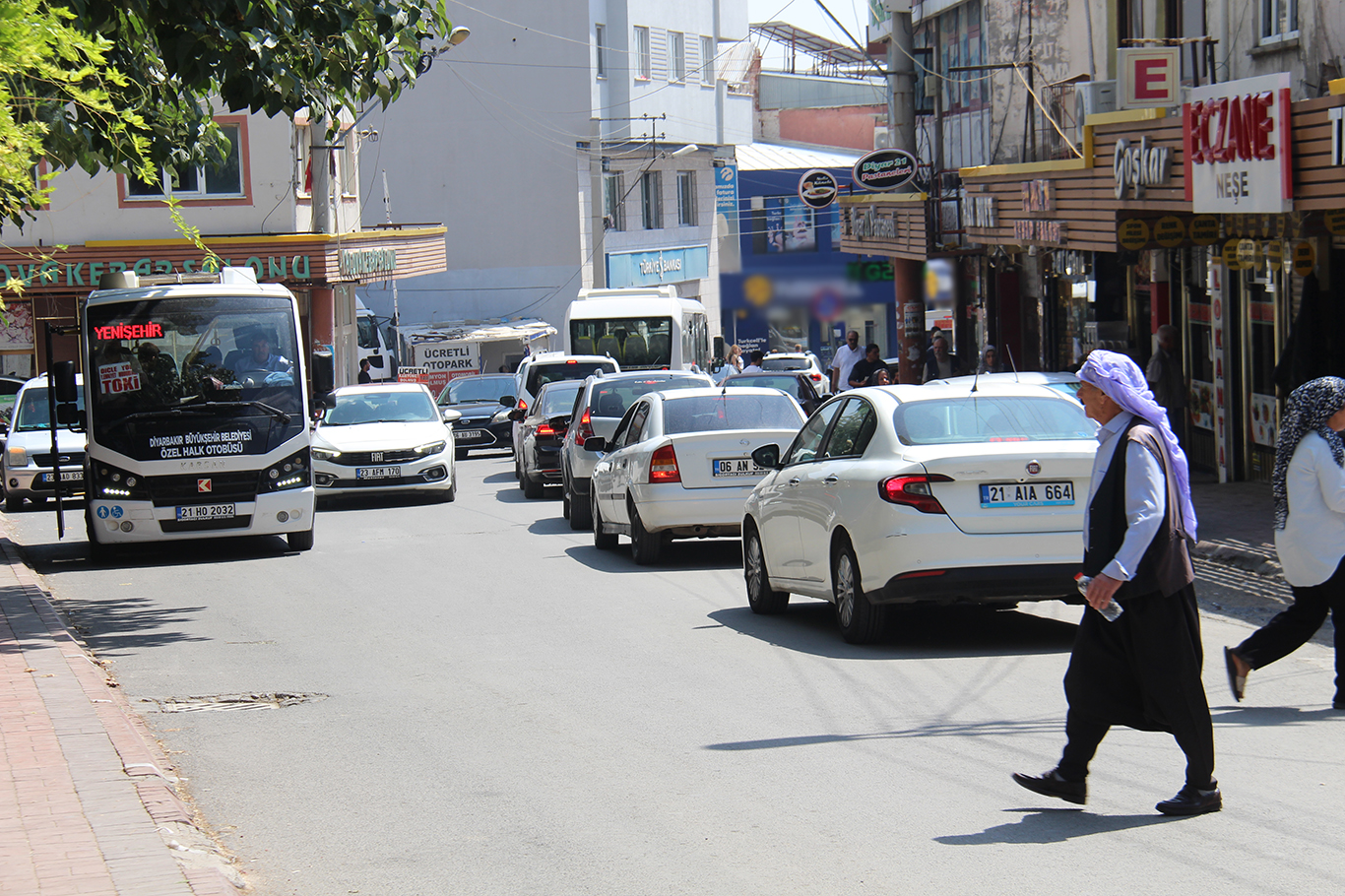 Ergani'de trafik sorununa pratik çözüm: Botanik Park 2 metre geri çekilsin