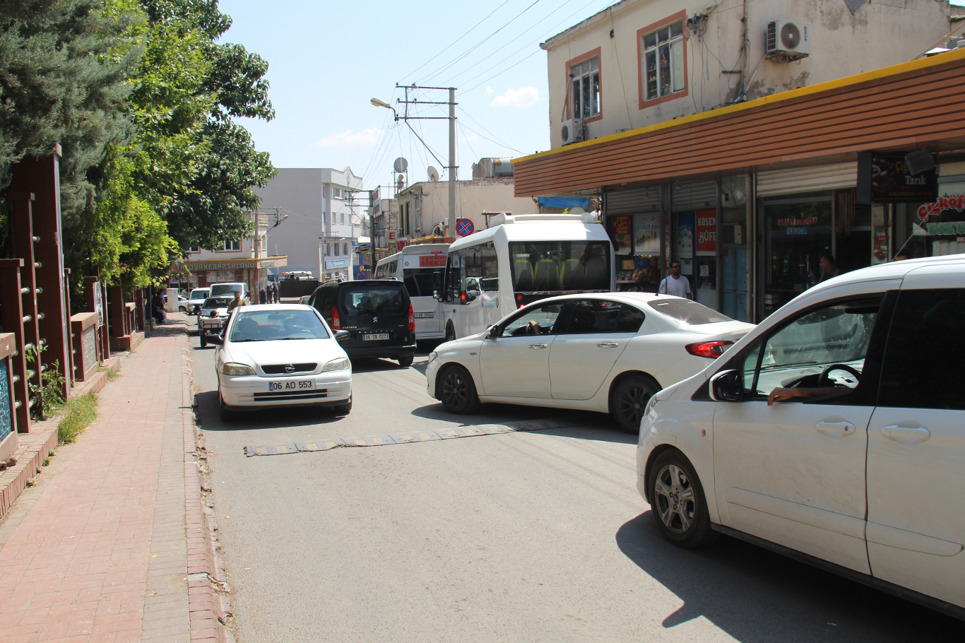 Ergani'de trafik sorununa pratik çözüm: Botanik Park 2 metre geri çekilsin