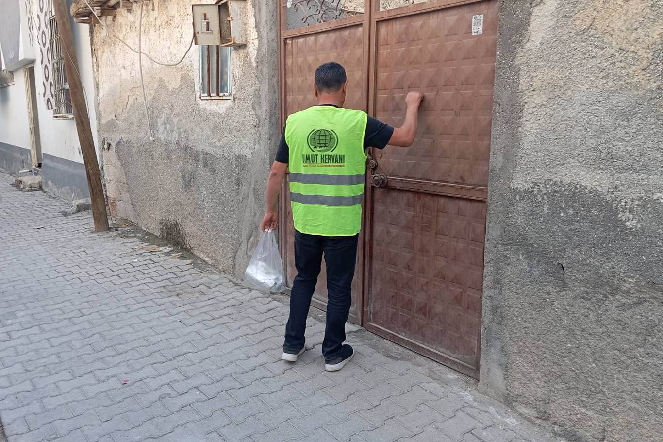 Şanlıurfa'da döner işletmecisinden ihtiyaç sahibi ailelere yemek ikramı