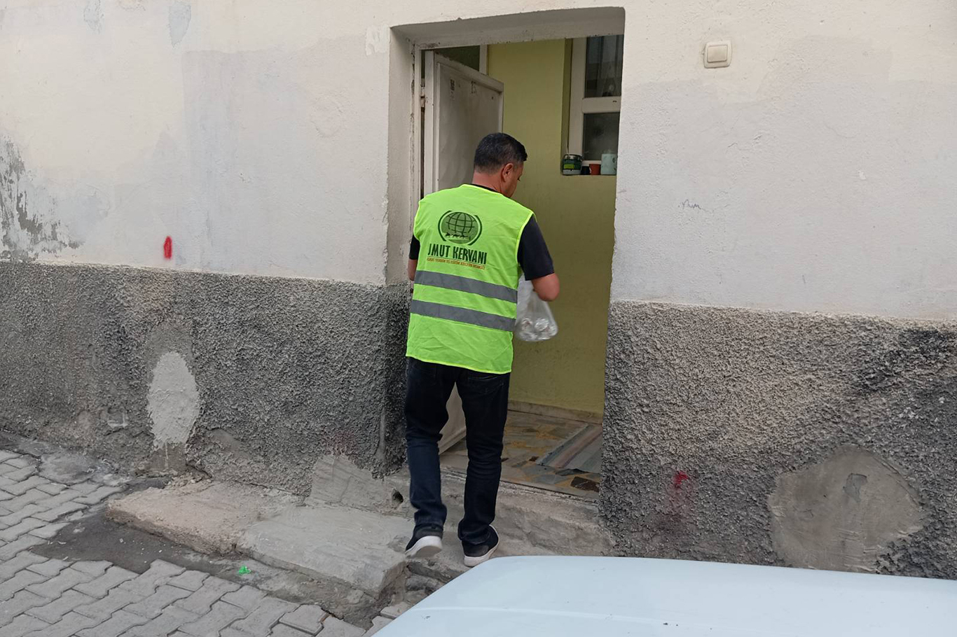 Şanlıurfa'da döner işletmecisinden ihtiyaç sahibi ailelere yemek ikramı