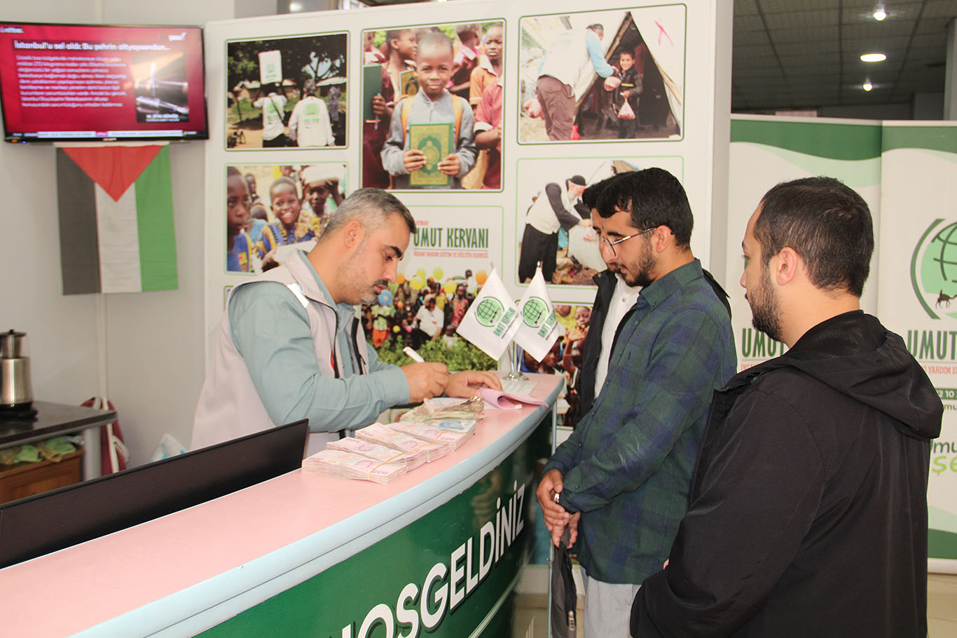 Üniversite öğrencileri kermes gelirini Gazze'ye bağışladı