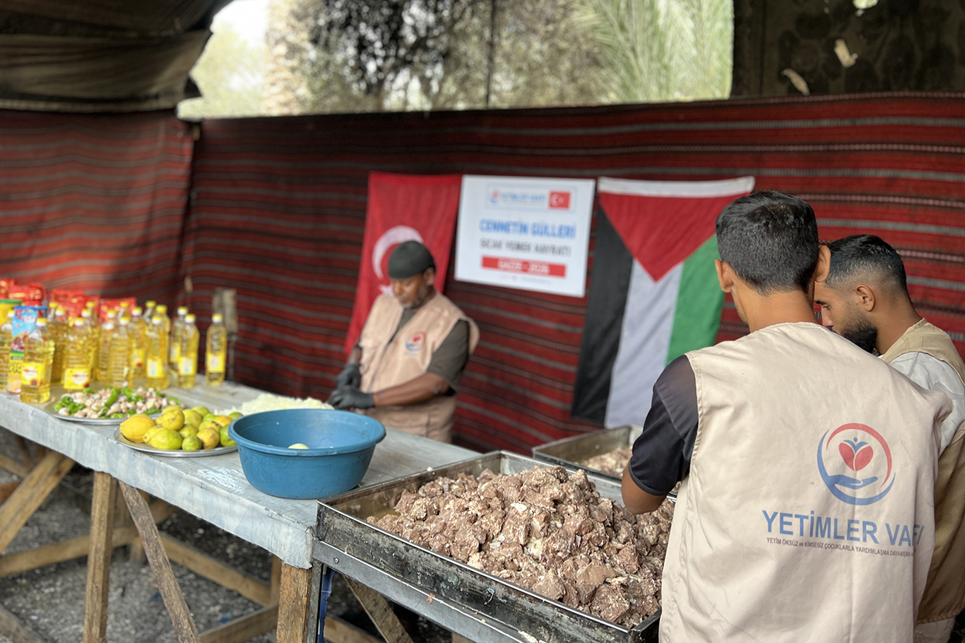 Yetimler Vakfı Gazze'de sıcak yemek yardımlarını sürdürüyor