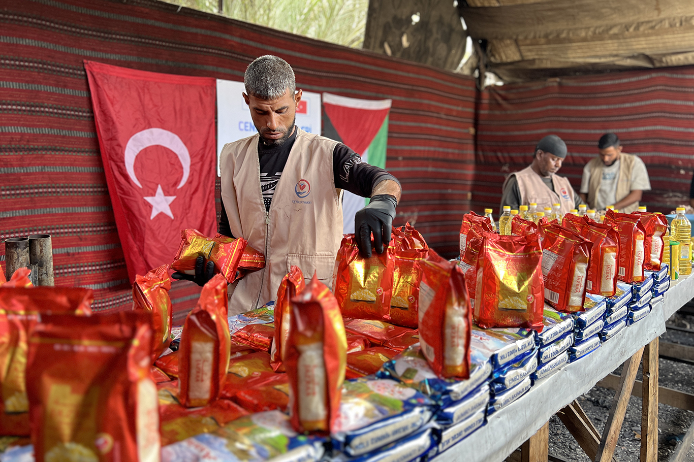 Yetimler Vakfı Gazze'de sıcak yemek yardımlarını sürdürüyor