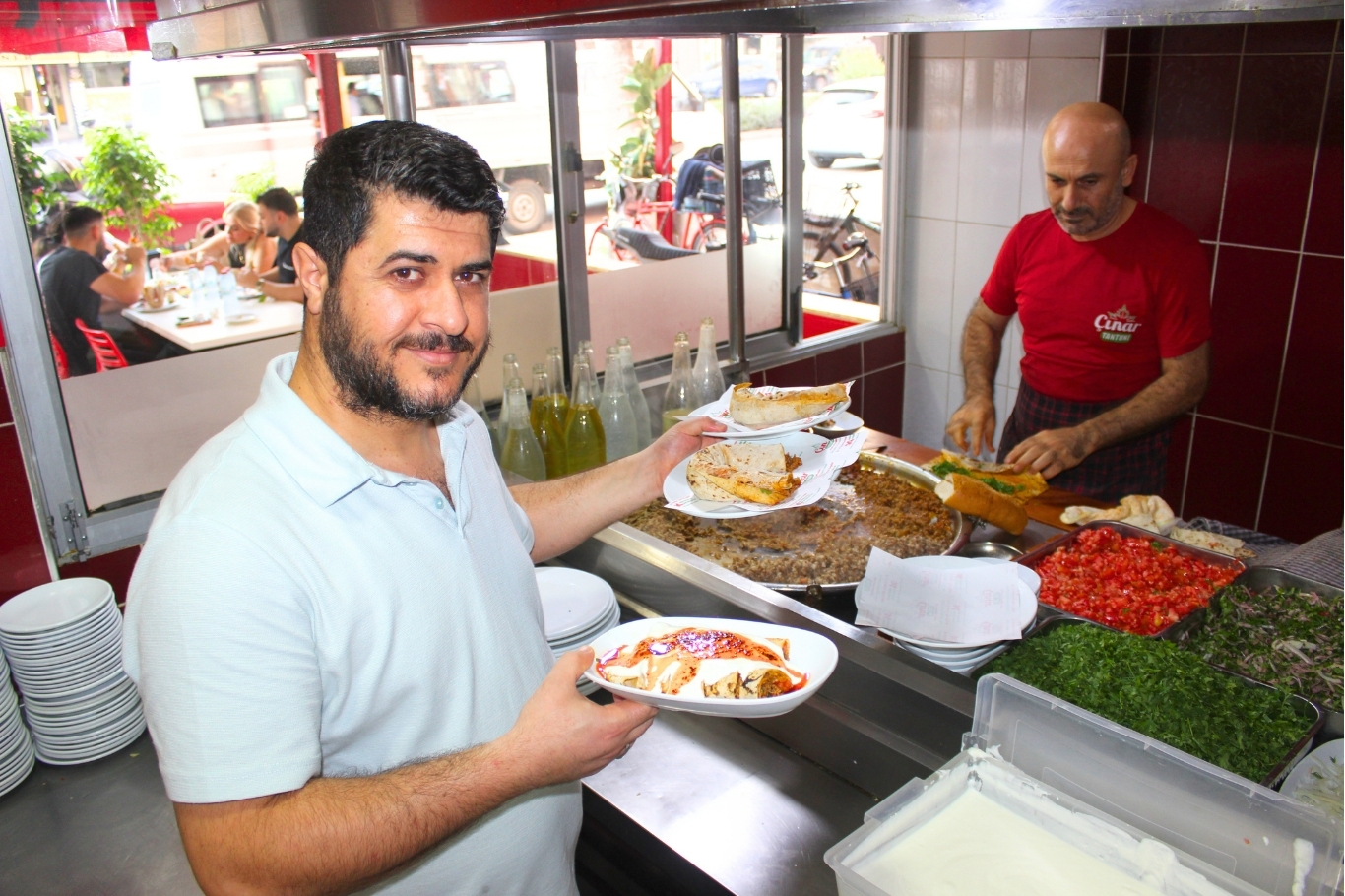 Mersin'in yöresel lezzeti tantuni, ustalıkla sofralara taşınıyor