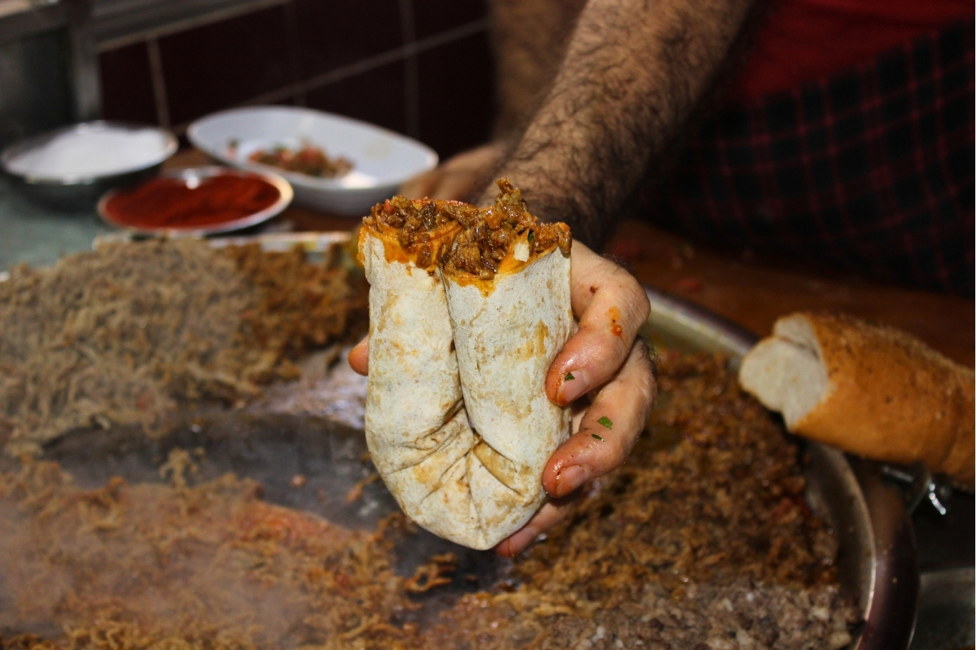 Mersin'in yöresel lezzeti tantuni, ustalıkla sofralara taşınıyor