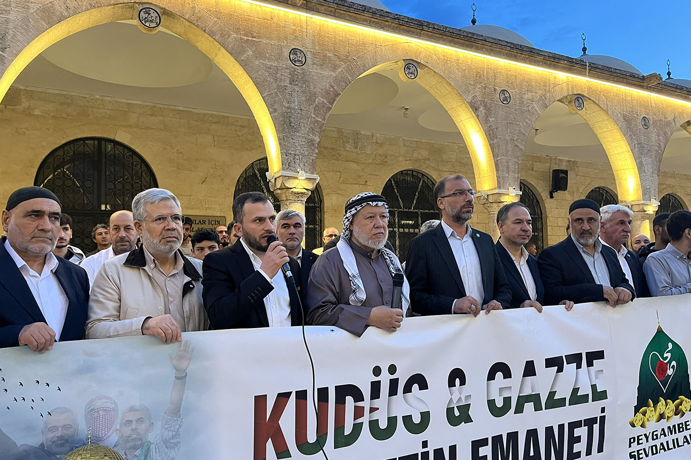Şanlıurfa'da Mescid-i Aksa'ya destek için sabah namazında buluştular