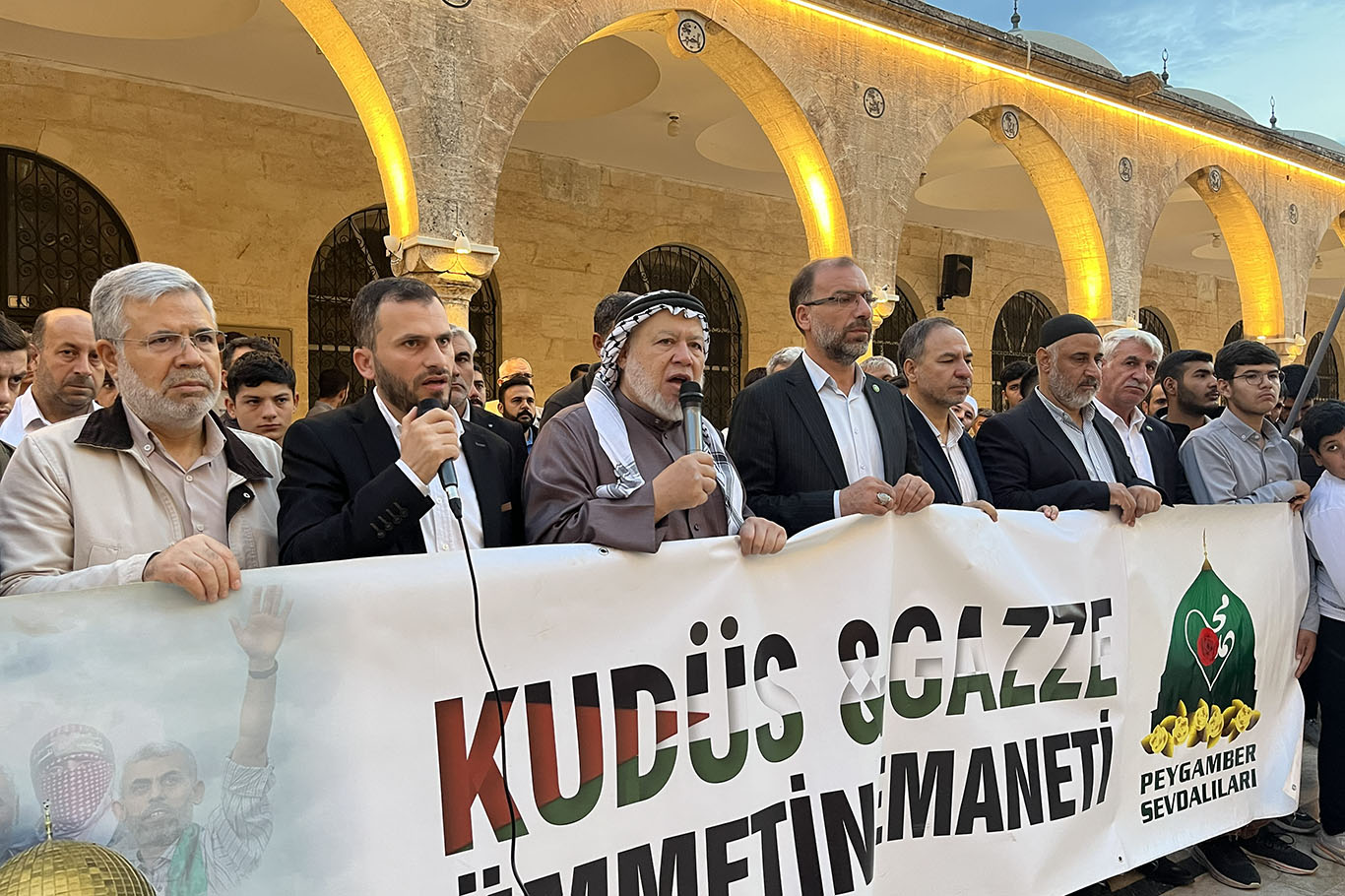 Şanlıurfa'da Mescid-i Aksa'ya destek için sabah namazında buluştular