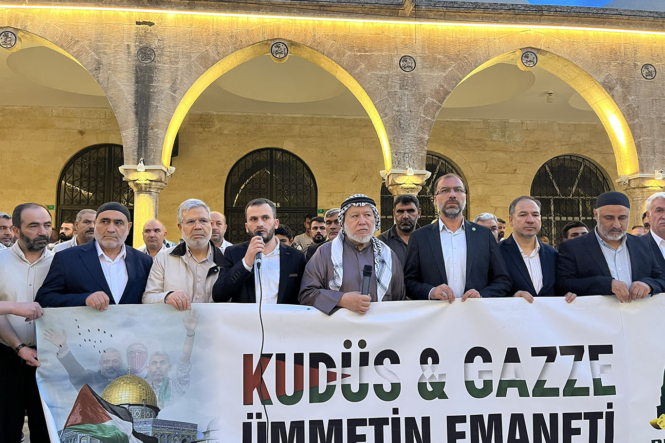 Şanlıurfa'da Mescid-i Aksa'ya destek için sabah namazında buluştular