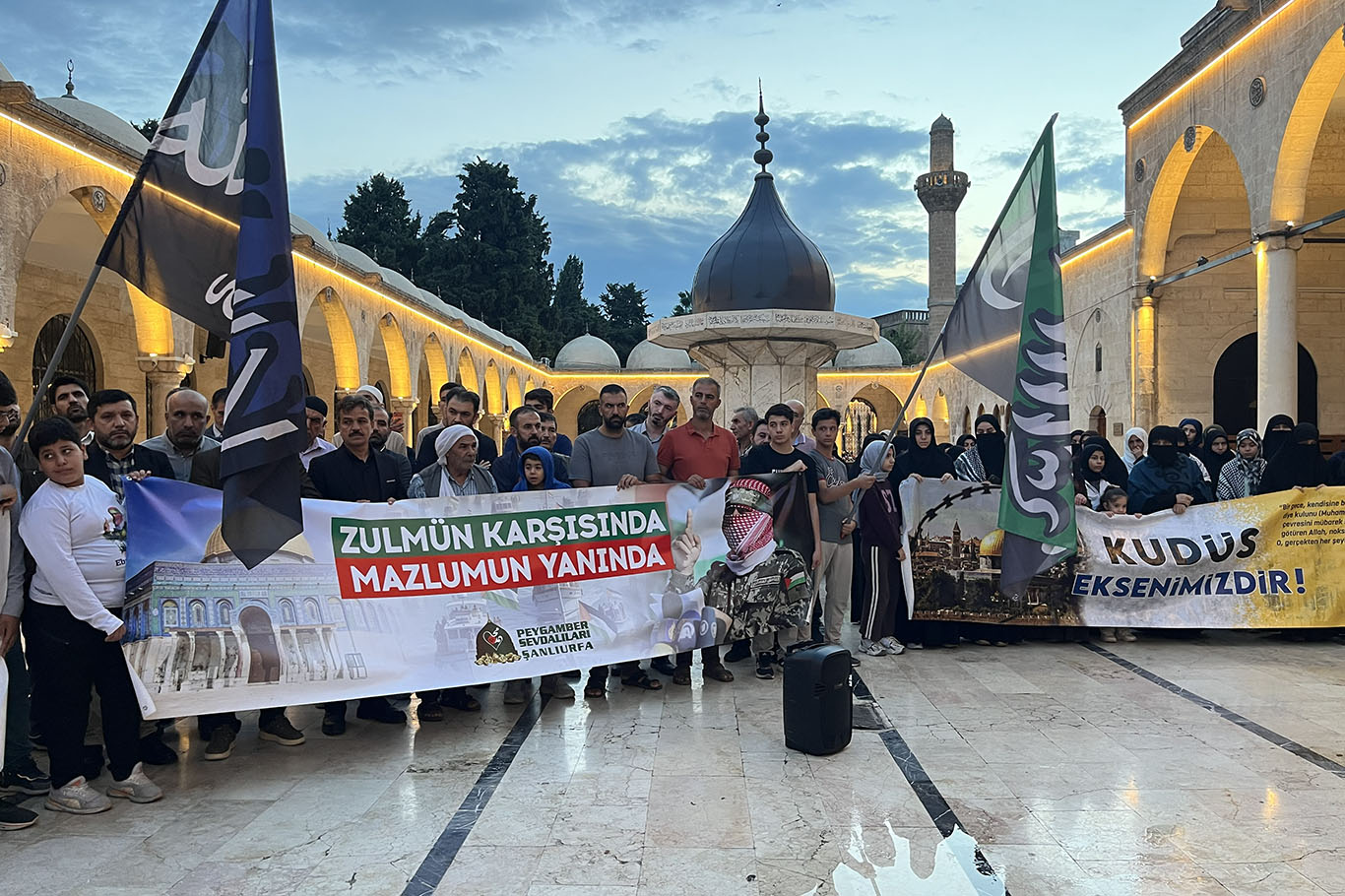 Şanlıurfa'da Mescid-i Aksa'ya destek için sabah namazında buluştular