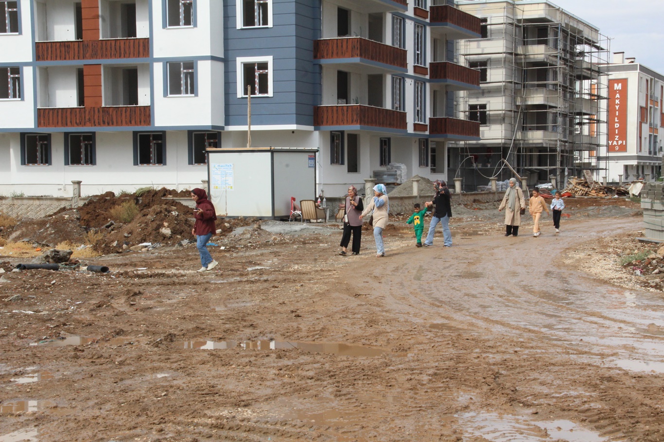 Batman'da yağmur sonrası yollar çamura döndü: Mahalle sakinleri altyapı bekliyor
