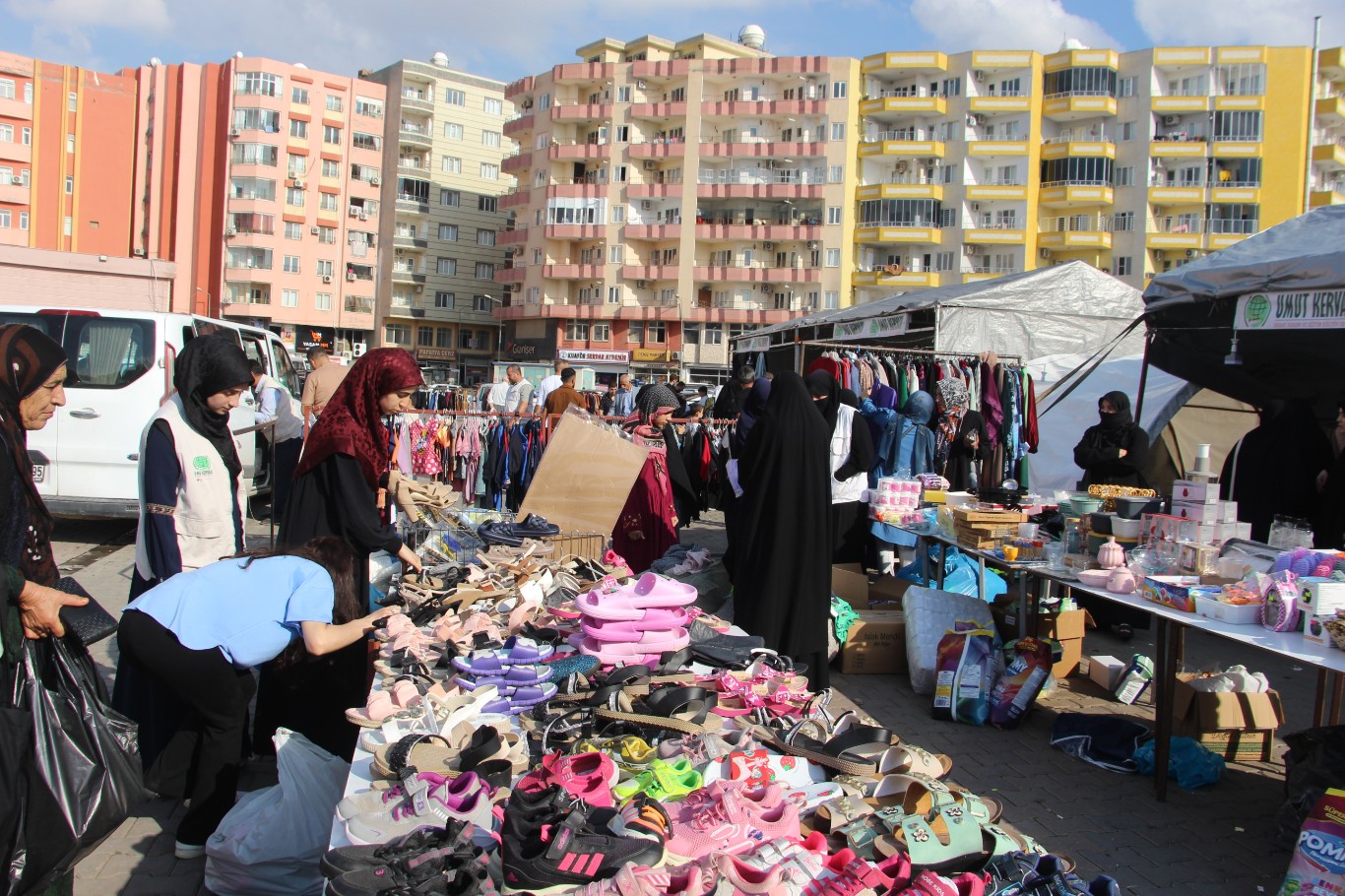 Umut Kervanı Kızıltepe’den ihtiyaç sahiplerine yönelik kermes