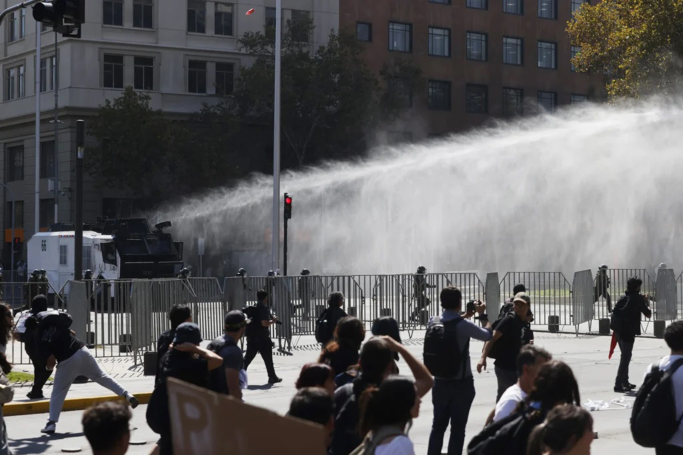 Şili’de sokaklar karıştı: Öğrencilerden eğitim bütçesinde olası kesintilere karşı protesto