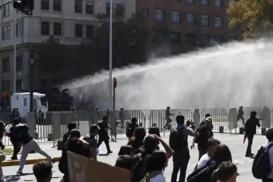  Şili’de sokaklar karıştı: Öğrencilerden eğitim bütçesinde olası kesintilere karşı protesto