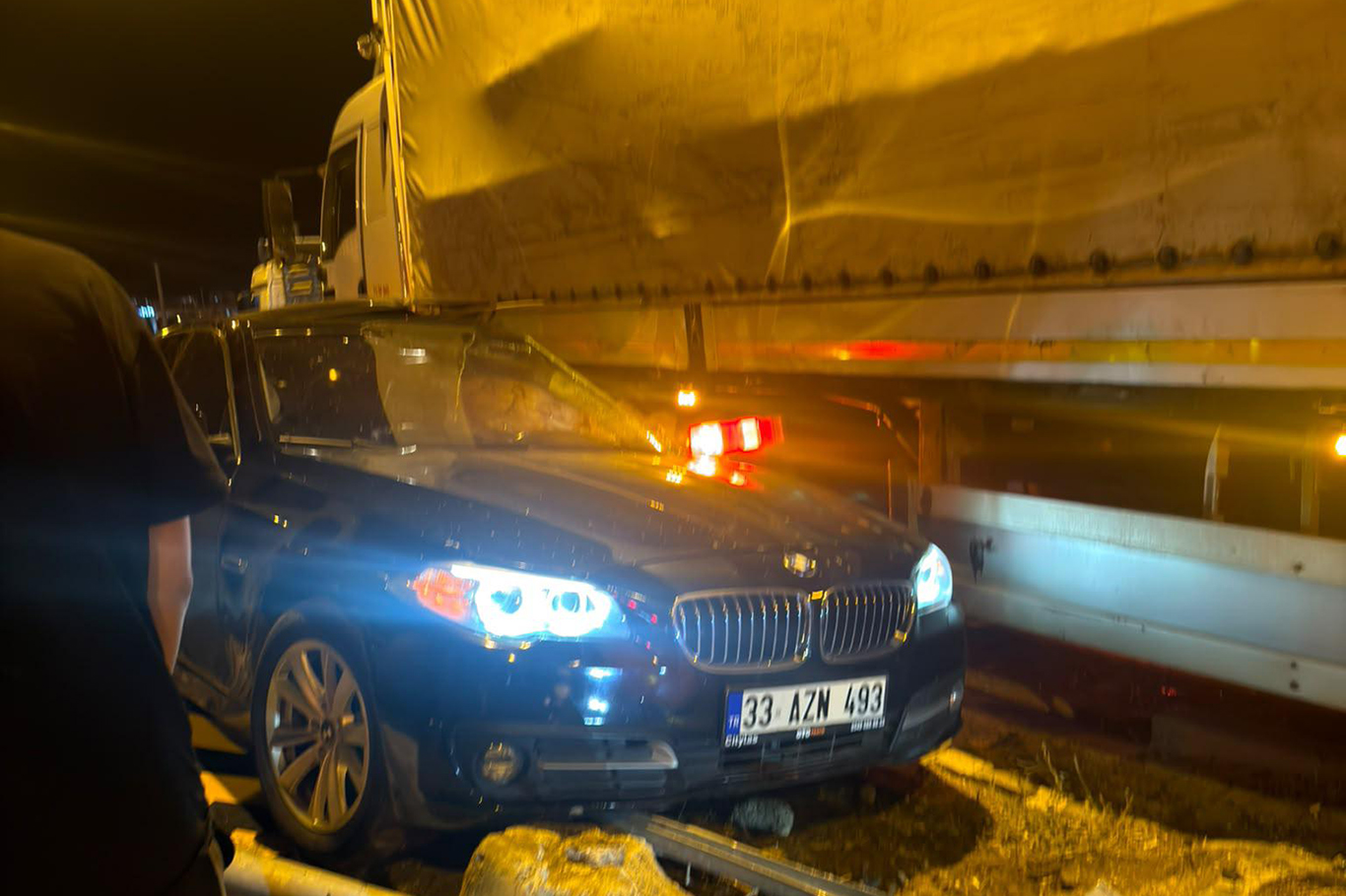 Kırmızı ışık ihlali yapan tır otomobile çarptı: 2 yaralı