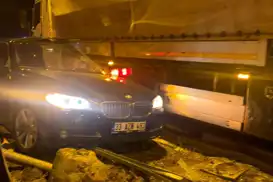 Kırmızı ışık ihlali yapan tır otomobile çarptı: 2 yaralı