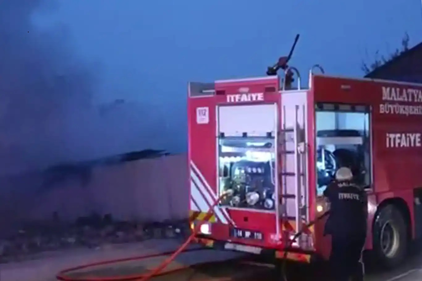 Kadıköy’de 8 katlı binada yangın 