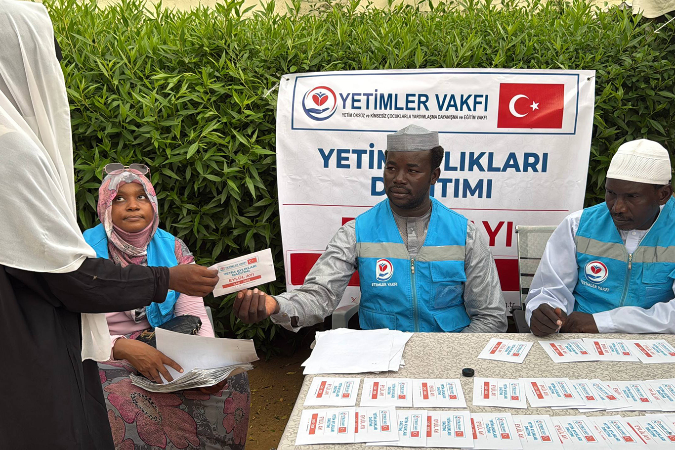 Yetimler Vakfı Çadlı yetimlerin aylıklarını dağıttı