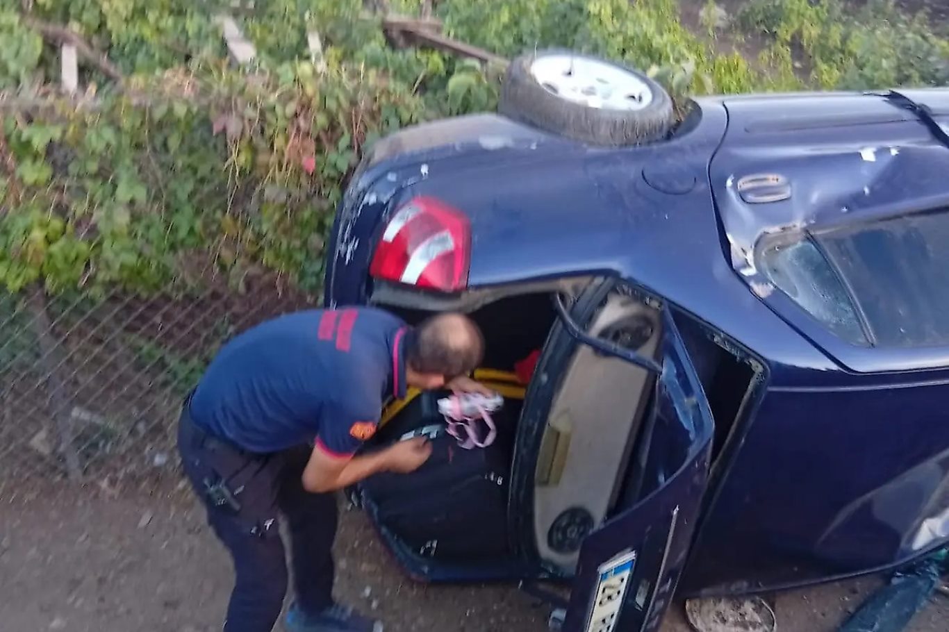 Siirt’te kontrolden çıkan otomobil bir evin bahçesine uçtu: 4 yaralı